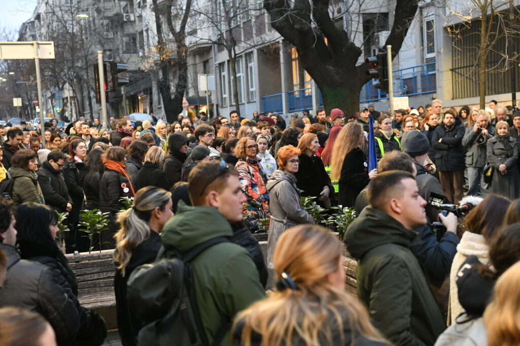 Beograd 24. februar 2025. Protest ispred OS Vladislav Ribnikar koji je organizovala grupa roditelja dece učenika IV-3 odeljenja zbog uciteljice koja je dobila meru udaljenja uciteljice Foto:Vladislav Mitić/Nova.rs