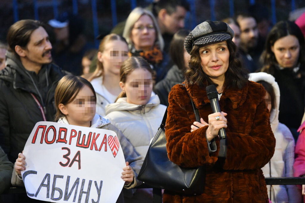 Beograd 24. februar 2025. Protest ispred OS Vladislav Ribnikar koji je organizovala grupa roditelja dece učenika IV-3 odeljenja zbog uciteljice koja je dobila meru udaljenja uciteljice Foto:Vladislav Mitić/Nova.rs