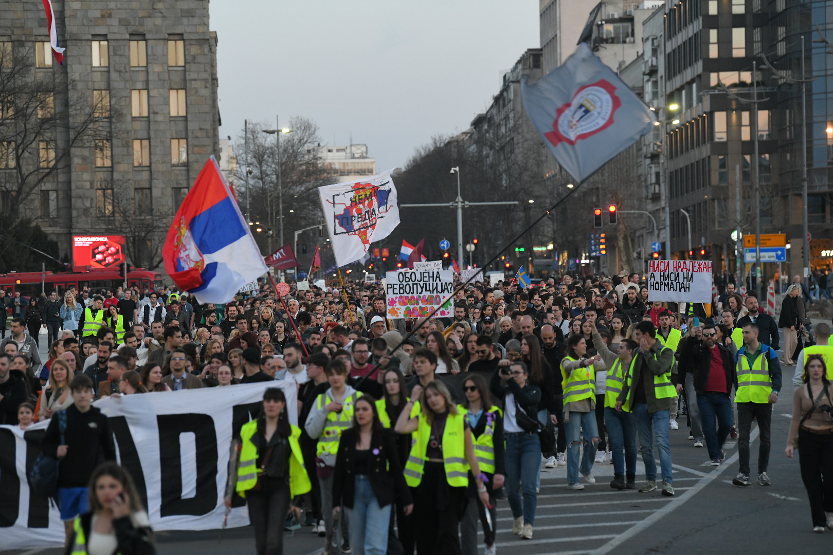 Nisi nadležan, a nisi ni normalan, transparent
Beograd 08.03.2025. Osmomartovski marš. Protest Bez nas svet staje, studenti tehničkih fakulteta stižu na Trg Republike, studentski protest Foto: Amir Hamzagić/Nova.rs