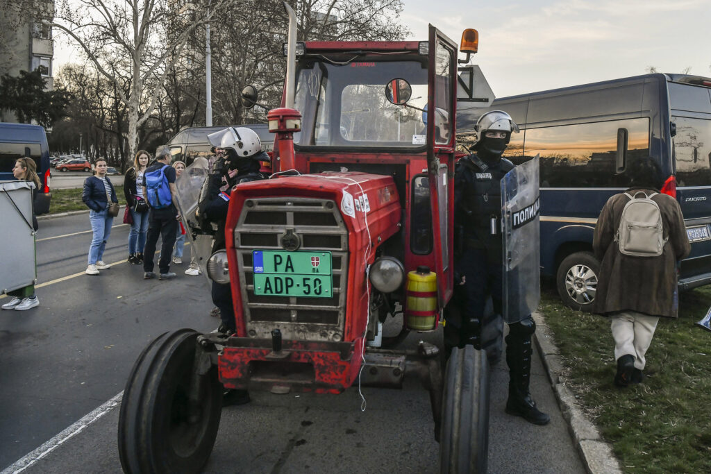 1741513657-rame-uz-rame-radnici-i-studenti-kruzni-tok-nbg-policija-080325-foto-goran-srdanov-nova-rs-10-1024x683.jpg