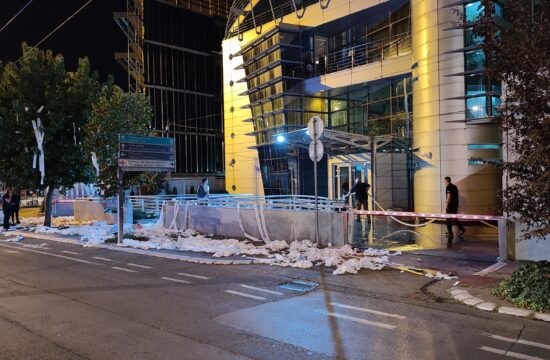 Oko zgrade TV Pink montiraju ogromne betonske blokove , Foto: N1