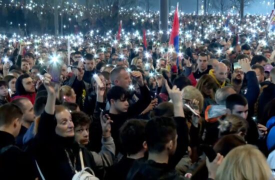 1742062506-petnaest-minuta-cutanja-beograd-protest-15-550x360