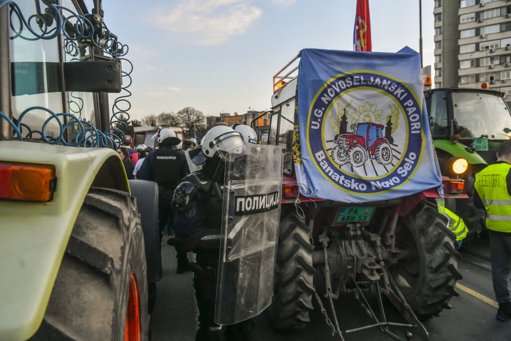 1741513719-rame-uz-rame-radnici-i-studenti-kruzni-tok-nbg-policija-080325-foto-goran-srdanov-nova-rs-15-1024x683.jpg