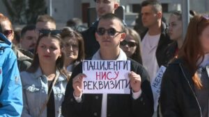 1742384976-1742383807-KLINICKI-CENTAR-NS-PROTEST-PROTIV-KORISCENJA-PACIJENATA-I-STRUKE-U-POLITICKE-STRUKE-6-1536x864-300x169.jpg