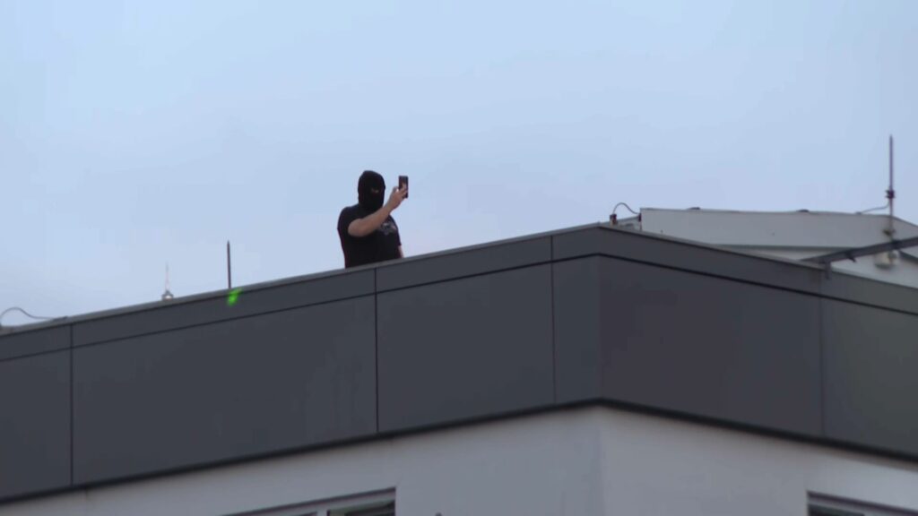 Grupa ljudi sa fantomkama na krovu zgrade Informera, Foto: N1