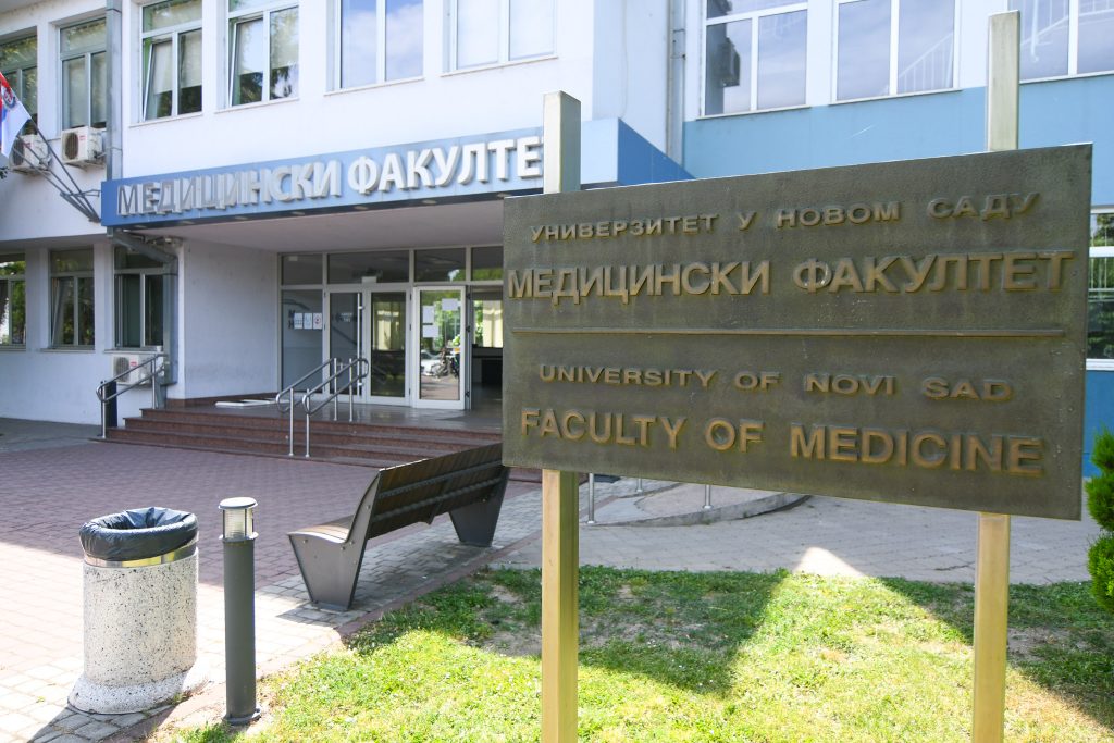 Novi Sad, Medicinski fakultet, zgrada, ulaz, tabla Foto: Nenad Mihajlović