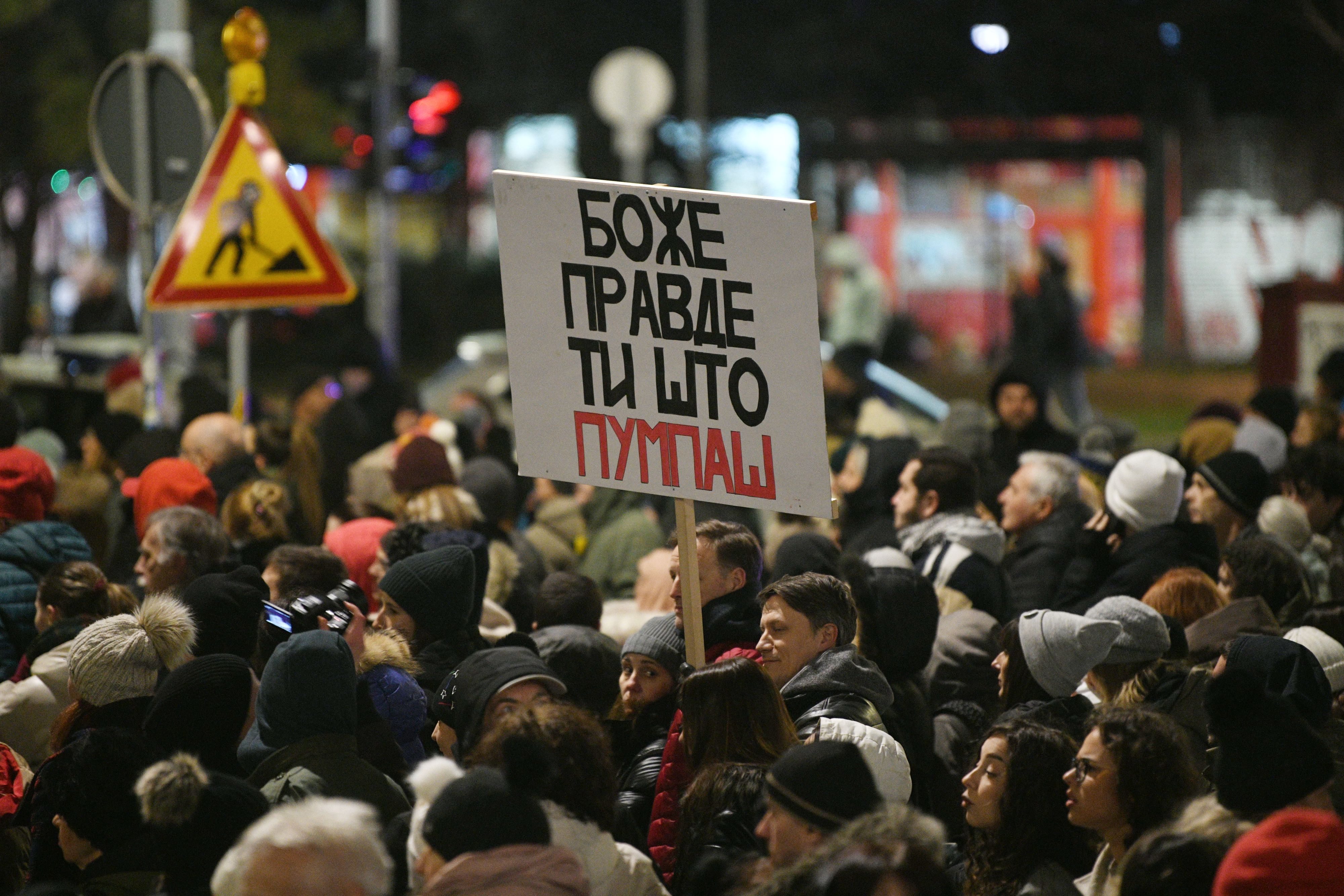 transparent, bože pravde ti što pumpaš
Beograd 15.02.2025. 15 minuta tišine, odavanje počasti nastradalima u Novom Sadu. Trg republike, Sretenje, okupljeni građani, gradjani, prenos protesta u Kragujevcu Foto: Filip Krainčanić/Nova.rs