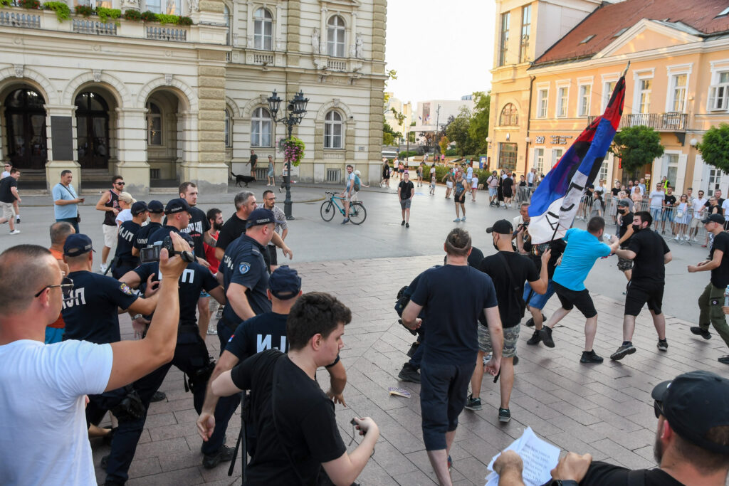Novi Sad 11. jul .2024. Sukob desnicara i antifasista zbog najave desnicarske organizacije Srpki Soko da obeleze dan pobede u Srebrenici interventna policija IJP Foto:Nenad Mihajlović/Nova.rs