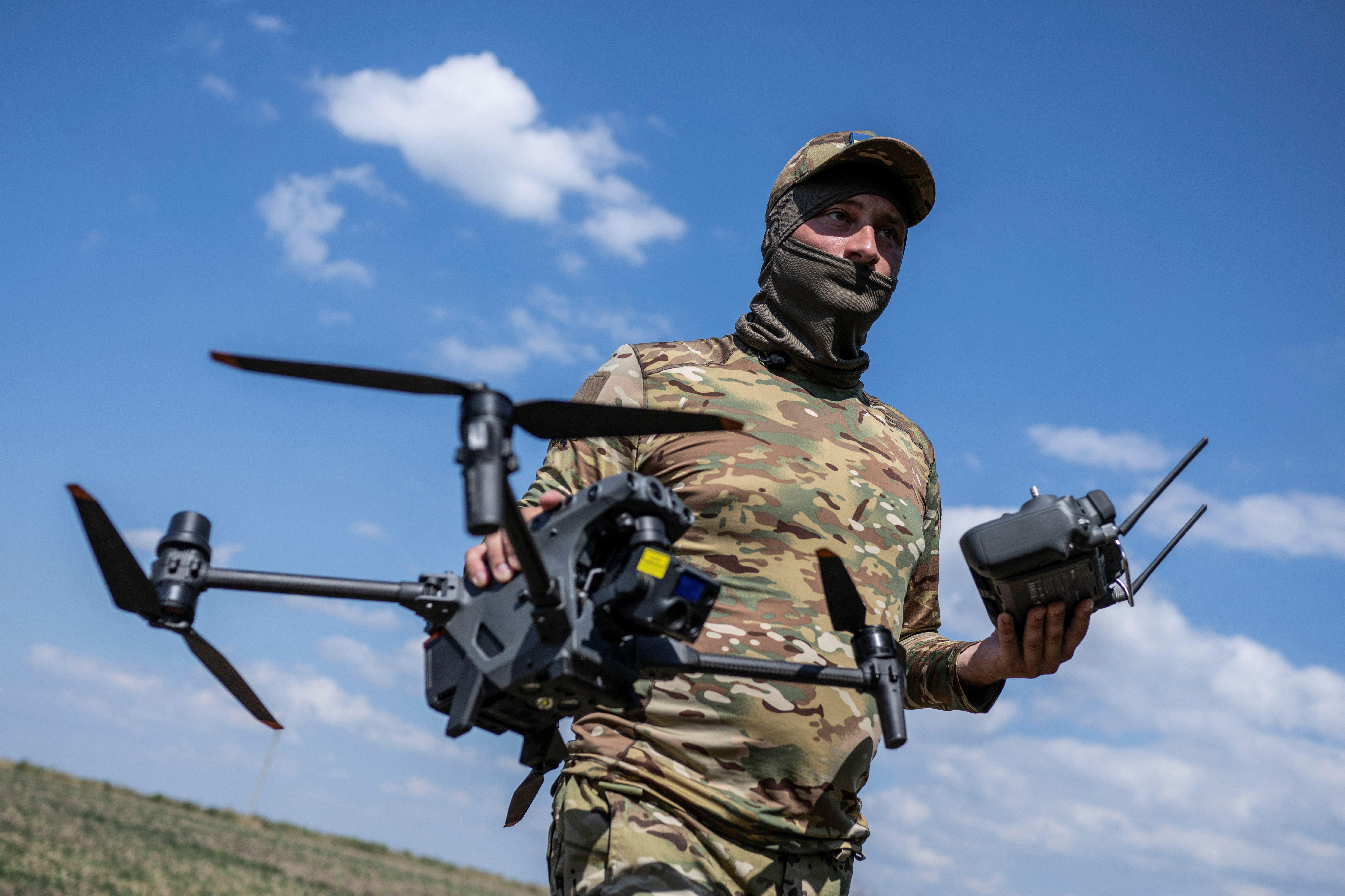 A Ukrainian serviceman carries a drone and a remote controller during a training, amid Russia's attack on Ukraine, in Zaporizhzhia region, Ukraine August 17, 2023. REUTERS/Viacheslav Ratynskyi