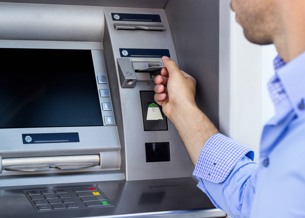 1690292789-bankomat-podizanje-novca-kartica-platne-kartice-kes-gotovina-Shutterstock-Sanja-Grujic.jpg