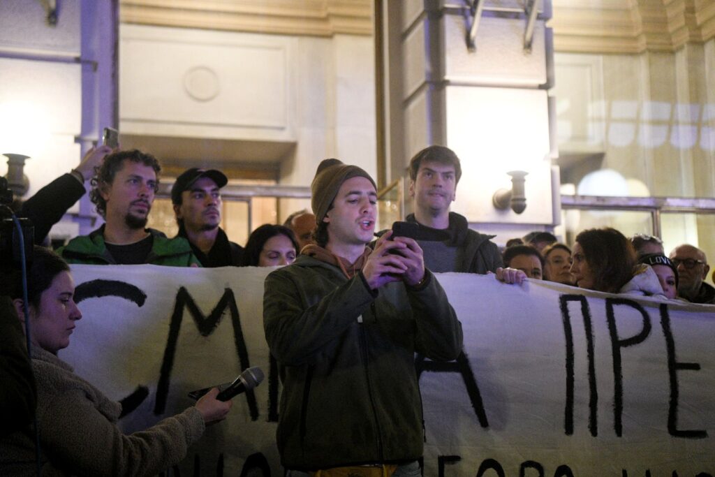1759512757-protest-ispred-beogradskog-Narodnog-pozorista-foto-filip-kraincanic-nova-rs-13-1024x683.jpg
