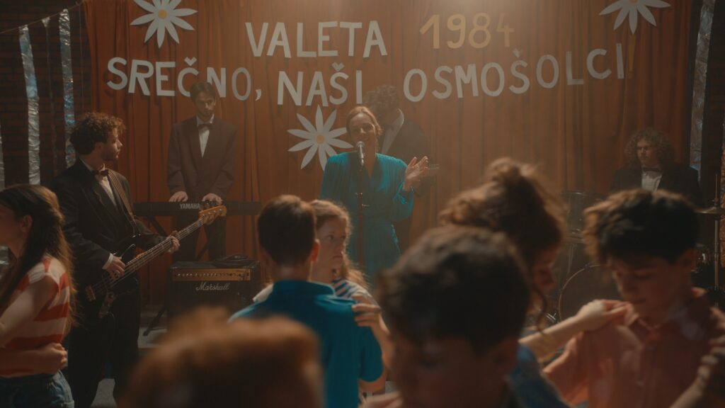 Regionalni hit film - Nova verzija spota za legendarnu pesmu jugoslovenske grupe Pepel in kri najavljuje regionalni filmski hit „Belo se pere na devedeset“ sa Anicom Dobrom