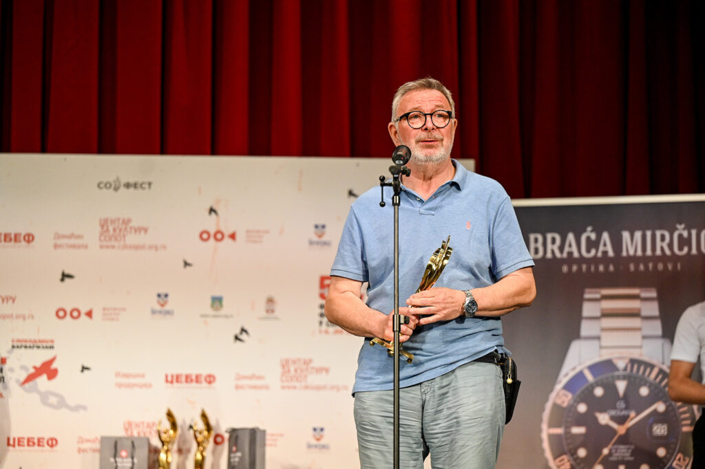 1751872816-Filmski-festival-u-Sopotu_dodela-nagrada_Dimce-Stojanovski-jedan-od-koproducenata-filma-SVEMU-DODJE-KRAJ_foto-Belkisa-Abdulovic-08-1024x682.jpg