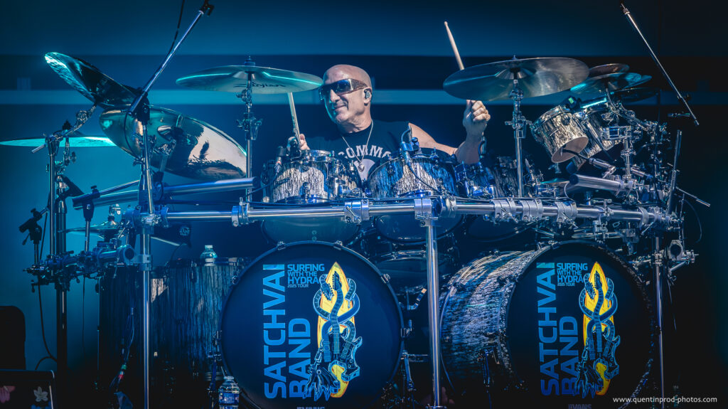 1751399213-Quentinprod-Photos-Satchvai-Band_Palais-des-Congres_22-juin-2025_1-1-1024x575.jpg