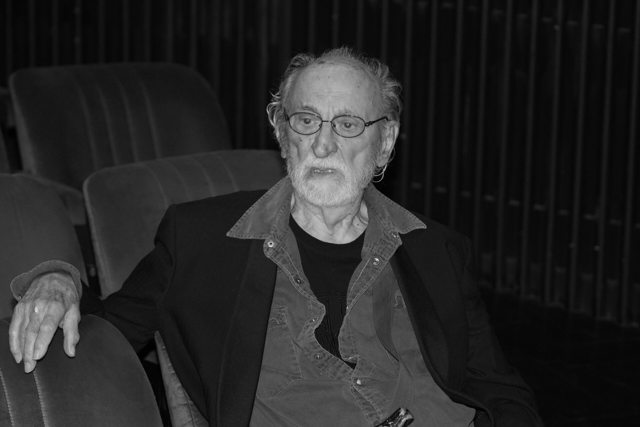 A commemoration on the occasion of the death of actor Erol Kadic (1955-2025) was held at the Atelje 212 theater.U pozoristu Ateljea 212 odrzana je komemoracija povodom smrti glumca Erola Kadica (1955-2025).