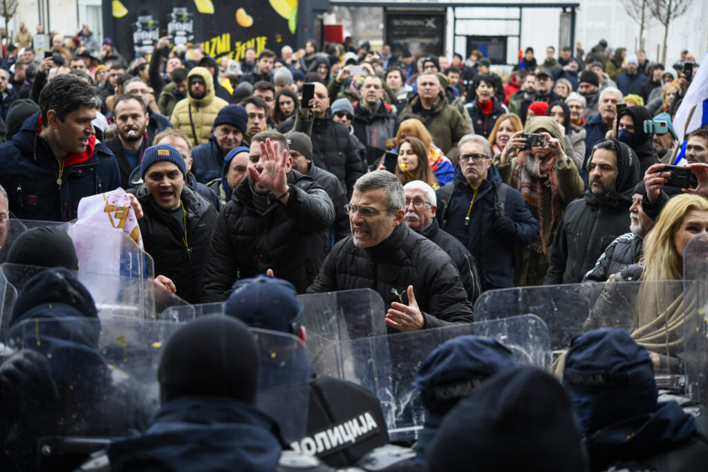 1740410493-NOVI-SAD_PROTEST-SKUPSTINA-GRADA-FOTO-NENAD-MIHAJLOVIC_556-1024x683.jpg