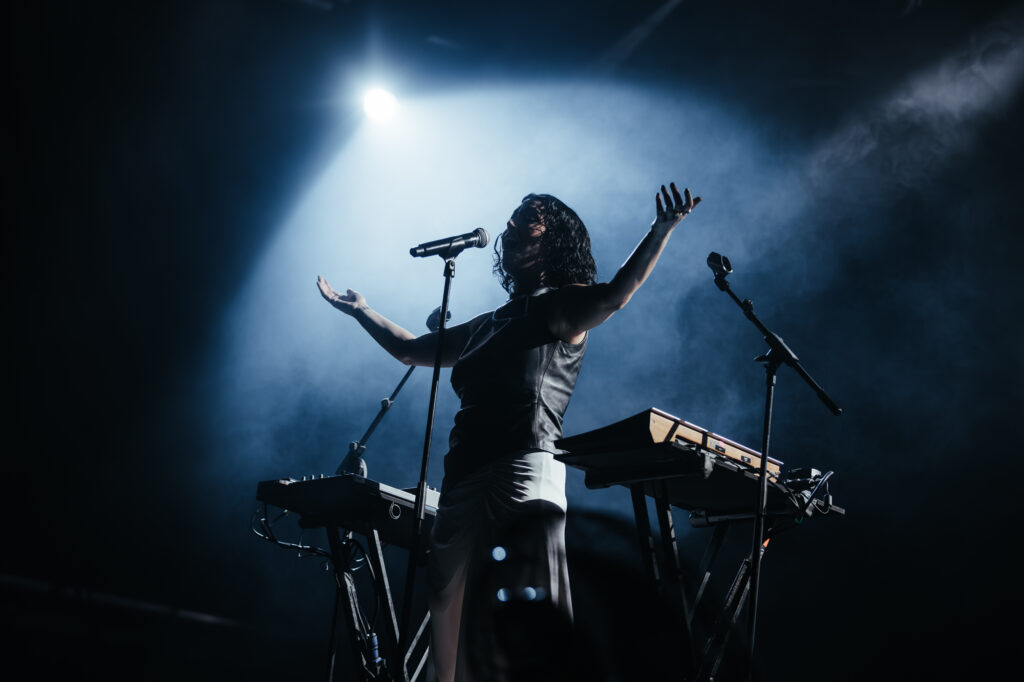 1750193404-KELLY-LEE-OWENS-DJ-set-Schwarzkopf-PS-PS-BCN-25-05_06_25-Gisela-Jane-10-1024x682.jpg