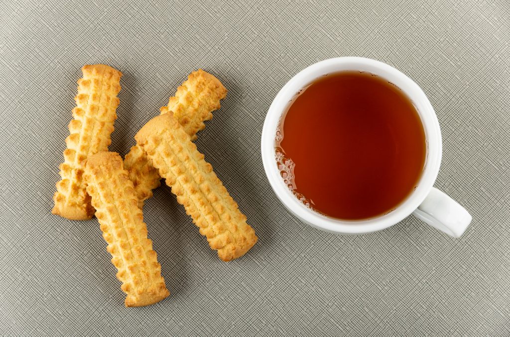 1624815165-29.6.21.-b-Domaci-keks-stock-photo-few-shortbread-cookies-white-cup-with-tea-on-gray-table-top-view-1971483785-1024x678.jpg