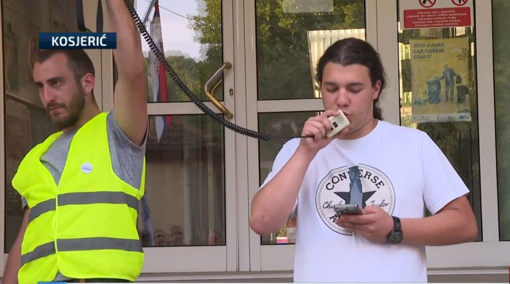 1749922859-student-govori-na-protestu-u-Kosjericu-1024x571.jpg