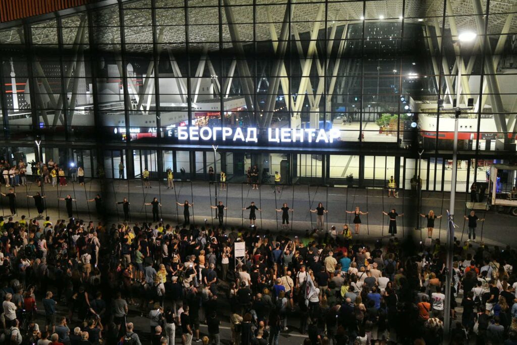 Beograd 01.08.2025. Performans. Železnička stanica Prokop, Beograd Centar. Šetnja  građana do železničke stanice Prokop, Centar, komemorativni skup, devet, 9 meseci od pada nadstrešnice u Novom Sadu Foto: Filip Krainčanić/Nova.rs