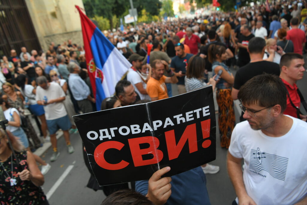 transparent Odgovaraćete svi 
Valjevo 16.08.2025.  Protest Srbija se umiriti ne može zbog policijske  brutalnosti, protesti nakon brutalnog nasilja policije nad građanima. Okupljanje građana u Valjevu ispred Valjevske gimnazije Foto: Amir Hamzagić/Nova.rs