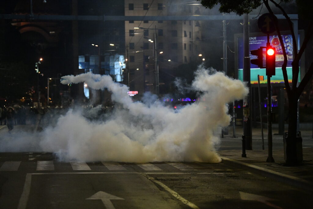 Beograd 15. avgust 2025. Protest studenata u blokadi I građana Srbije pod sloganom „Nismo vreća za udaranje“, protesti nakon brutalnog nasilja policije nad građanima Slavija suzavac  Foto:Vladislav MitićNova.rs