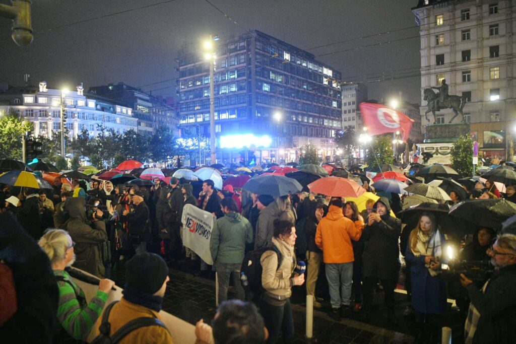 1759511759-protest-ispred-beogradskog-Narodnog-pozorista-foto-filip-kraincanic-nova-rs-12-1024x683.jpg