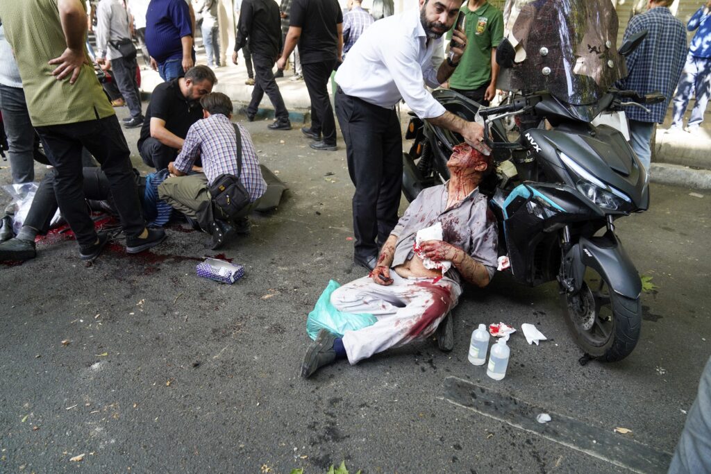 Povređeni u bombardovanju centra Teherana, Iran, Sunday, June 15, 2025.
