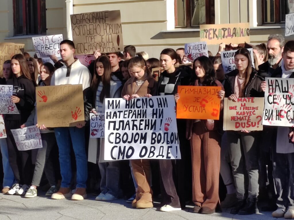 Čačak, 23.12.2024. Učenici Gimnazije u Čačku, 15 minuta tišine, đaci, djaci, blokada, studenti Foto: Ljubica Sokić/Nova.rs