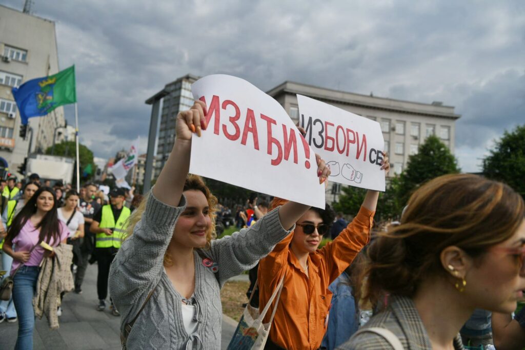 transparent izbori Beograd 30. maj 2025. Protest studenata hocemo izbore, pod nazivom "Svi na ulice", okupljanje kod stare Železničke stanice, studenti Foto:Filip Krainčanić/Nova.rs izadji izbori se plakat transparent
