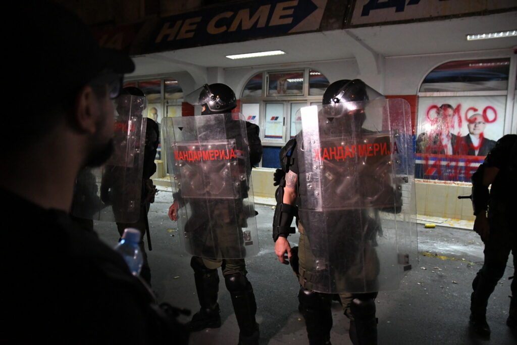 Novi Sad 02. jun 2025. Protestna šetnja studenata pod sloganom "I nama je dosta krvi" u Novom Sadu zbog puštanja okrivljenih za prebijanje studentkinje, protest, studenti, prostorije SNS Srpske napredne stranke, jaja Foto:Nova.rs (Nenad Mihajlović)