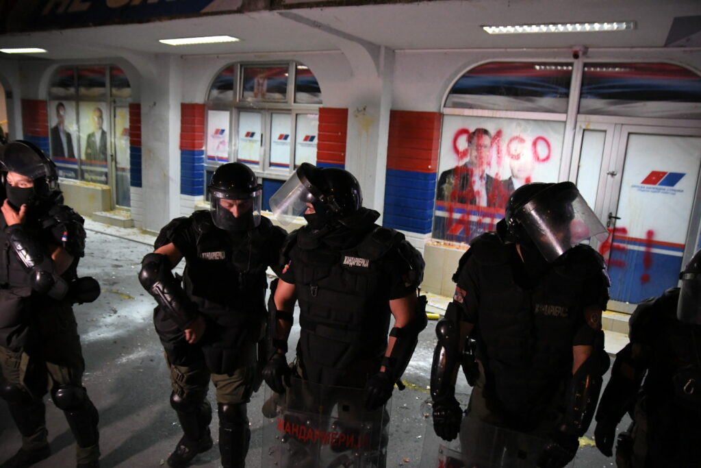 Novi Sad 02. jun 2025. Protestna šetnja studenata pod sloganom "I nama je dosta krvi" u Novom Sadu zbog puštanja okrivljenih za prebijanje studentkinje, protest, studenti, prostorije SNS Srpske napredne stranke, jaja Foto:Nova.rs (Nenad Mihajlović)