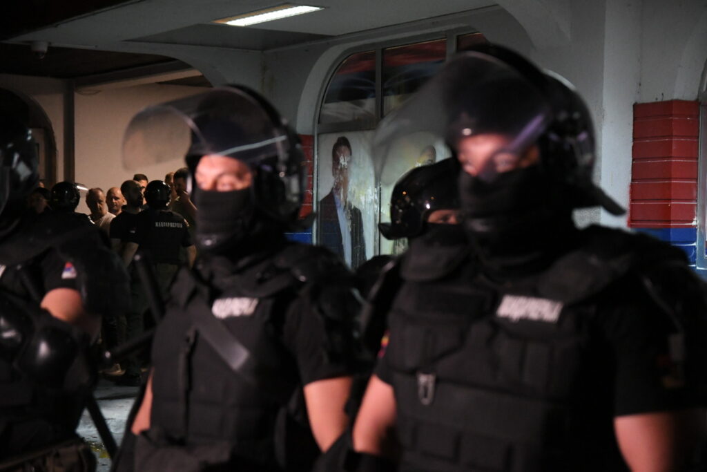 Novi Sad 02. jun 2025. Protestna šetnja studenata pod sloganom "I nama je dosta krvi" u Novom Sadu zbog puštanja okrivljenih za prebijanje studentkinje, protest, studenti, prostorije SNS Srpske napredne stranke, jaja Foto:Nova.rs (Nenad Mihajlović)