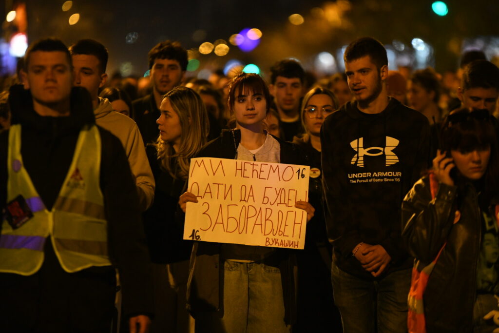 Novi Sad 21. mart 2025. Građani su se okupili večeras kako bi odali počast Vukašinu Crnčeviću, 16. žrtvi pada nadstrešnice Železničke stanice u Novom Sadu Foto:Nenad Mihajlović/Nova.rs BEZ POTPISA