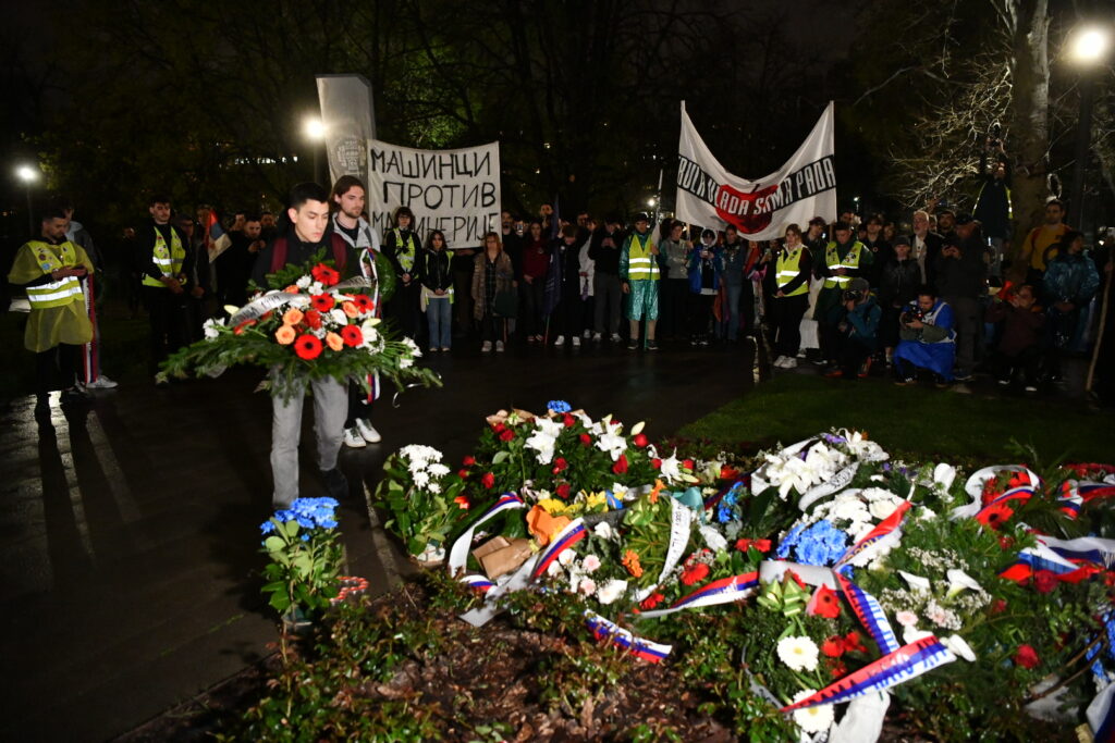 Beograd 24. mart 2025. Polaganje venaca na spomenik deci žrtvama bombardovanja. Tašmajdanski park. Studenti u blokadi  protest ispred Generalstaba Protest za Generalštab Foto: Vesna Lalić/Nova.rs