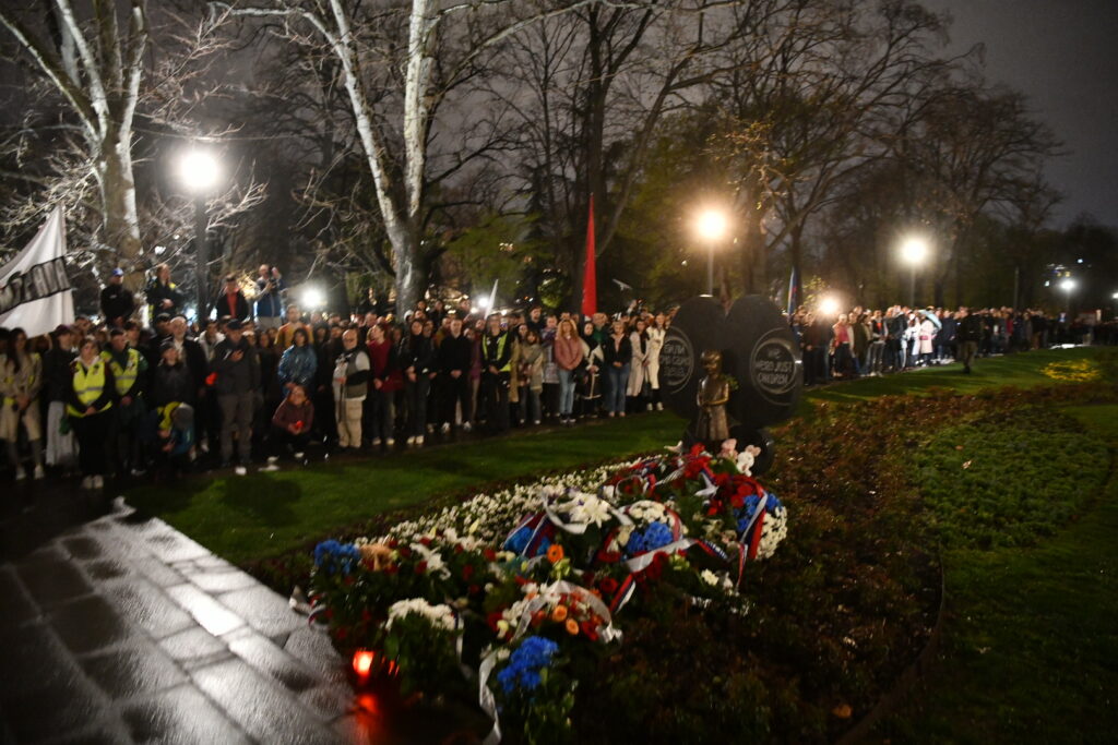 Beograd 24. mart 2025. Polaganje venaca na spomenik deci žrtvama bombardovanja. Tašmajdanski park. Studenti u blokadi  protest ispred Generalstaba Protest za Generalštab Foto: Vesna Lalić/Nova.rs