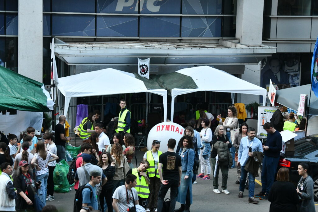 Beograd 24.04.2025. Deseti dan blokade RTS-a u Takovskoj ulici. RTS, Radio televizija Srbije, Takovska 10, blokada, studentski protest, studenti Foto: Vesna Lalić/Nova.rs