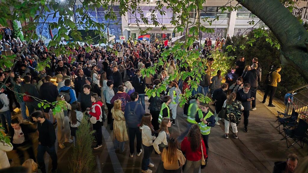 Veliki broj ljudi se nalazi ispred zgrade RTS-a , Foto: Fonet/Marko Dragoslavić