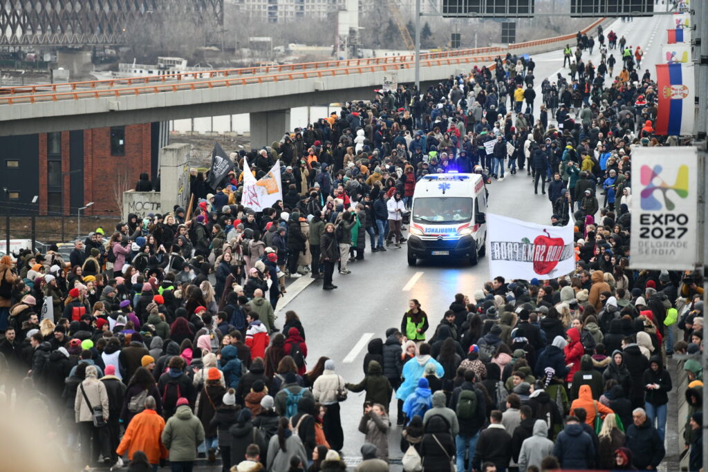 Beograd 10. januar 2025. Okupljanje studenata pred protest i blokadu Mostarske petlje  studenti. Protest studenata „Dođi na Mostar ako imaš petlju" hitna pomoć Foto:Vesna Lalić/Nova.rs