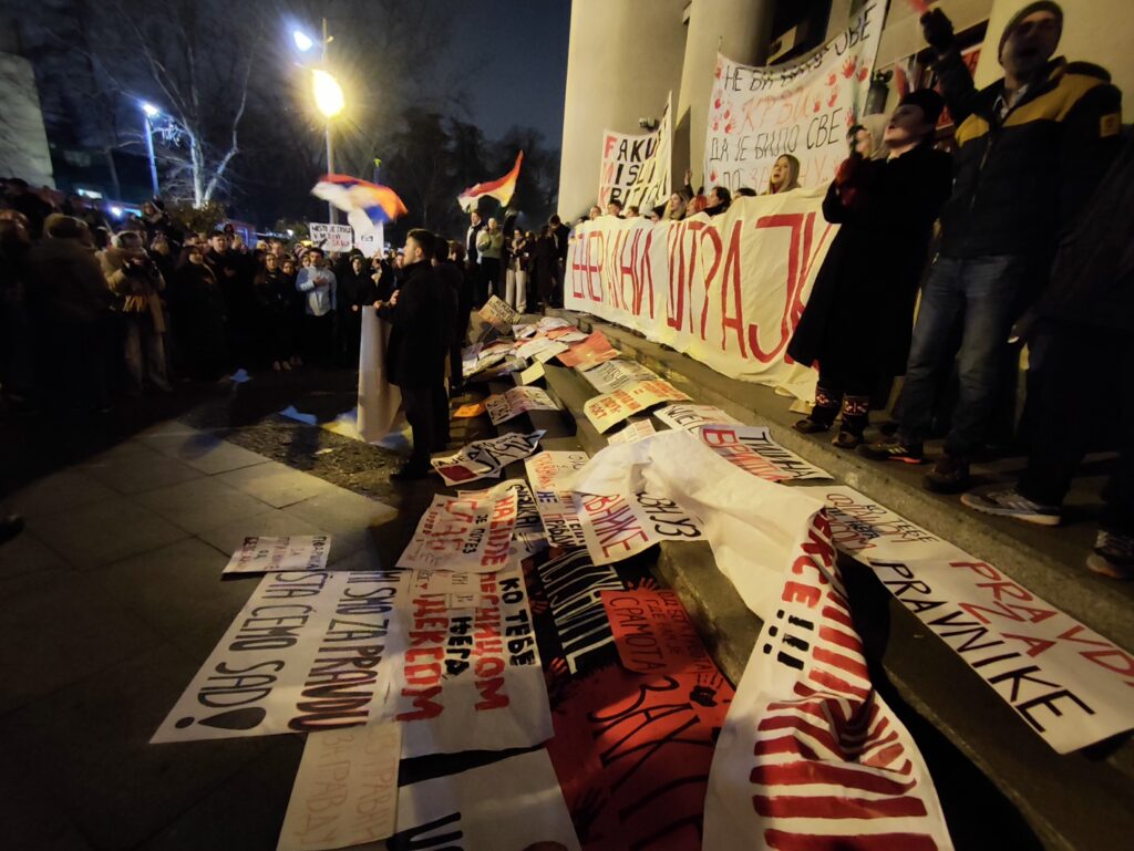 Beograd 14. januar 2025. Protest ispred Pravnog fakulteta u znak podrske studentima koji su sinoc napadnuti na Pravnom fakultetu, studenti, protest "Mi smo za PRAVDU. I, šta ćemo sad?"  Foto:Vesna Lalić/Nova.rs