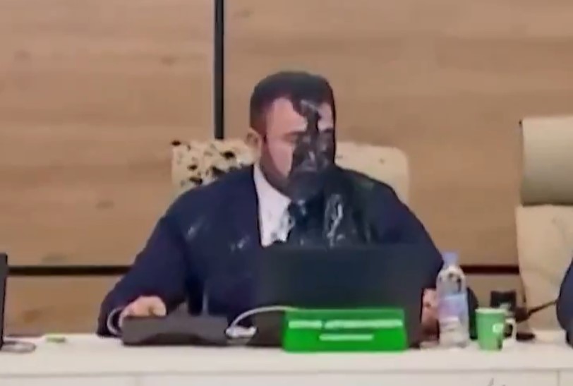 Šef izborne komisije u Gruziji poliven farbom