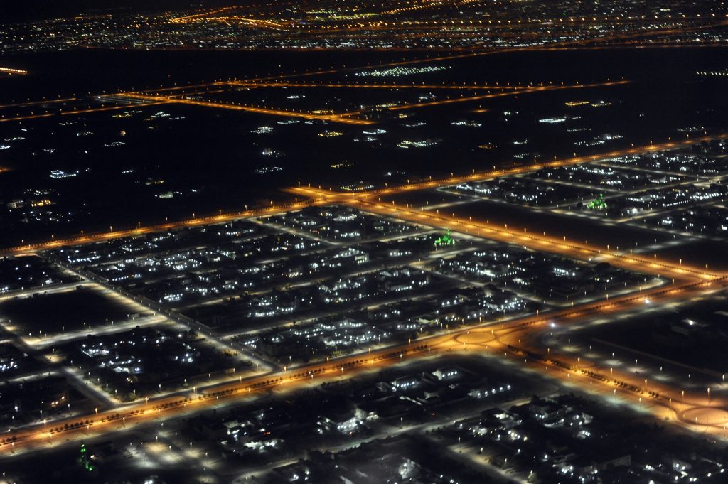 Abu Dhabi, Abu Dabi, Ujedinjeni Arapski Emirati, 27.11.2012. iz aviona, Nin, Poseta srpske delegacije Abu Dabiju i Etihadu, Etihad, mrak, noc, vece, panorama grada, ulicno svetlo, osvetljenje RAS Foto Vladislav Mitic