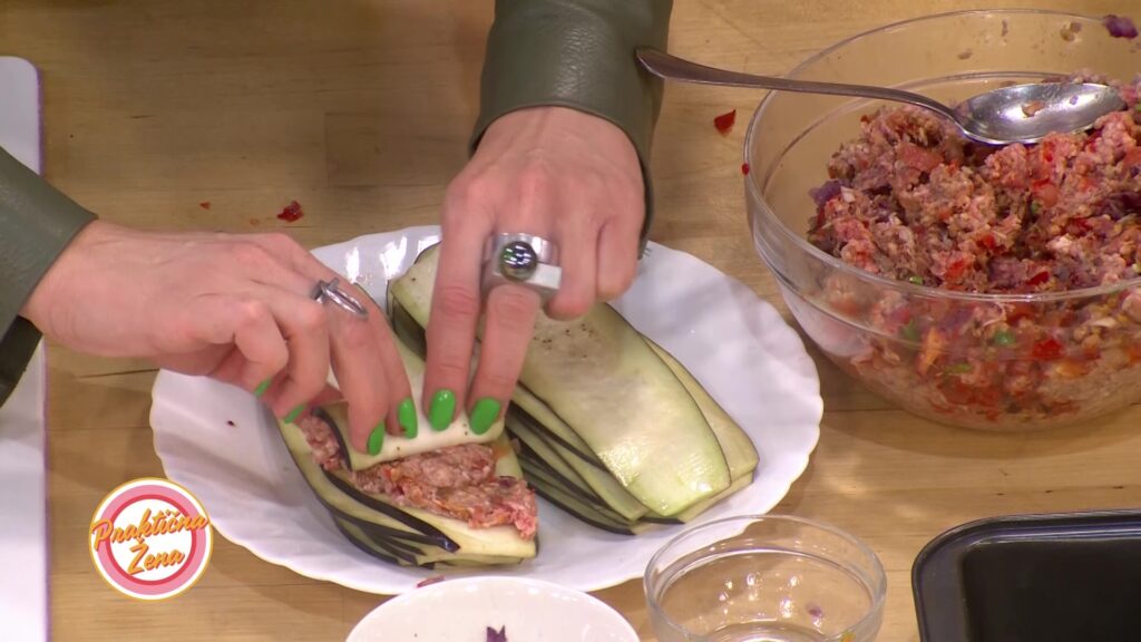 1711462764-Prakticna-zena-Pasta-u-paradajz-sosu-i-rolovani-patlidzan-sa-mlevenim-mesom-Pscreen03-1024x576.jpg