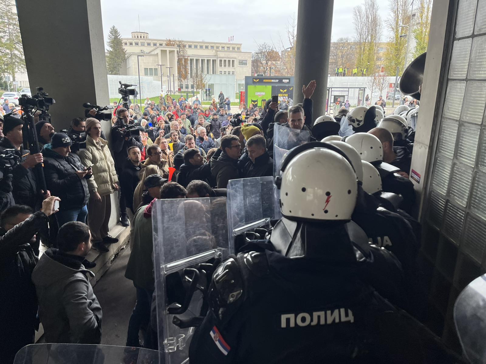 protest ispred skupstine grada foto nova rs (9)