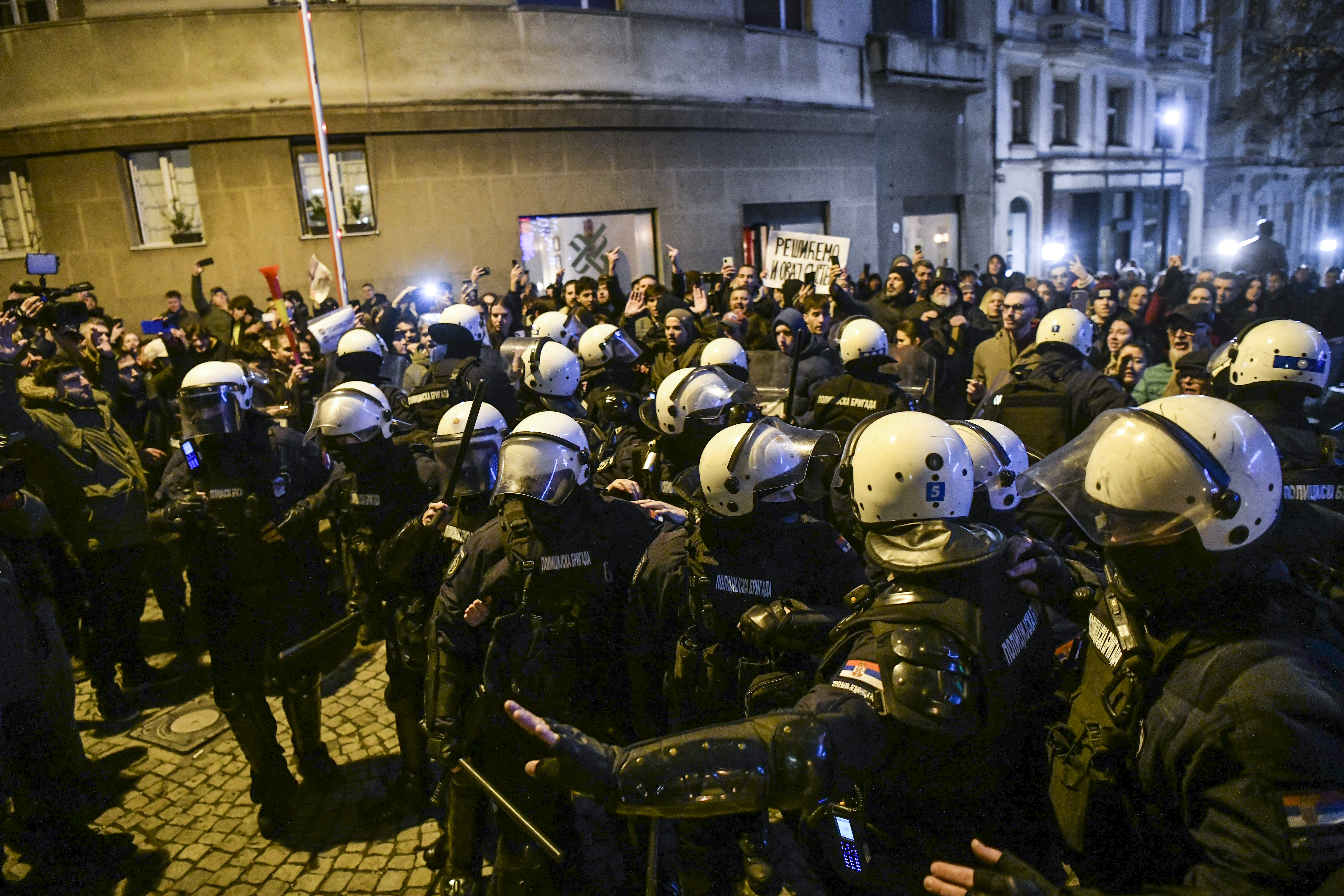 Beograd 11. decembar 2024. Studenti organizacije „Mladi borba“ protest ispred Predsedništva povodom obraćanja predsednika Srbije policija policijska brigada  Foto:Goran Srdanov/Nova.rs  fantomka bandana