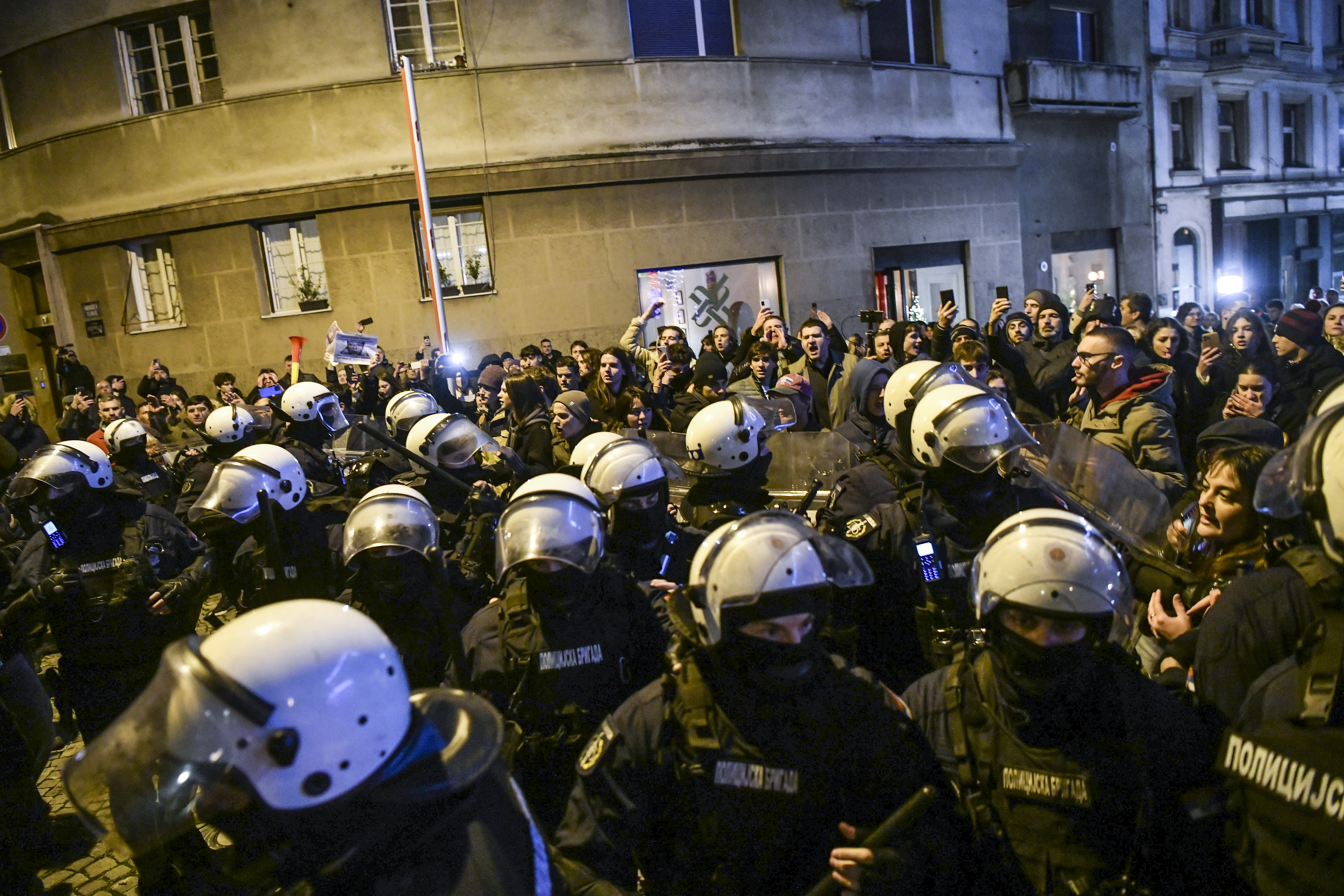 Beograd 11. decembar 2024. Studenti organizacije „Mladi borba“ protest ispred Predsedništva povodom obraćanja predsednika Srbije policija policijska brigada  Foto:Goran Srdanov/Nova.rs  fantomka bandana