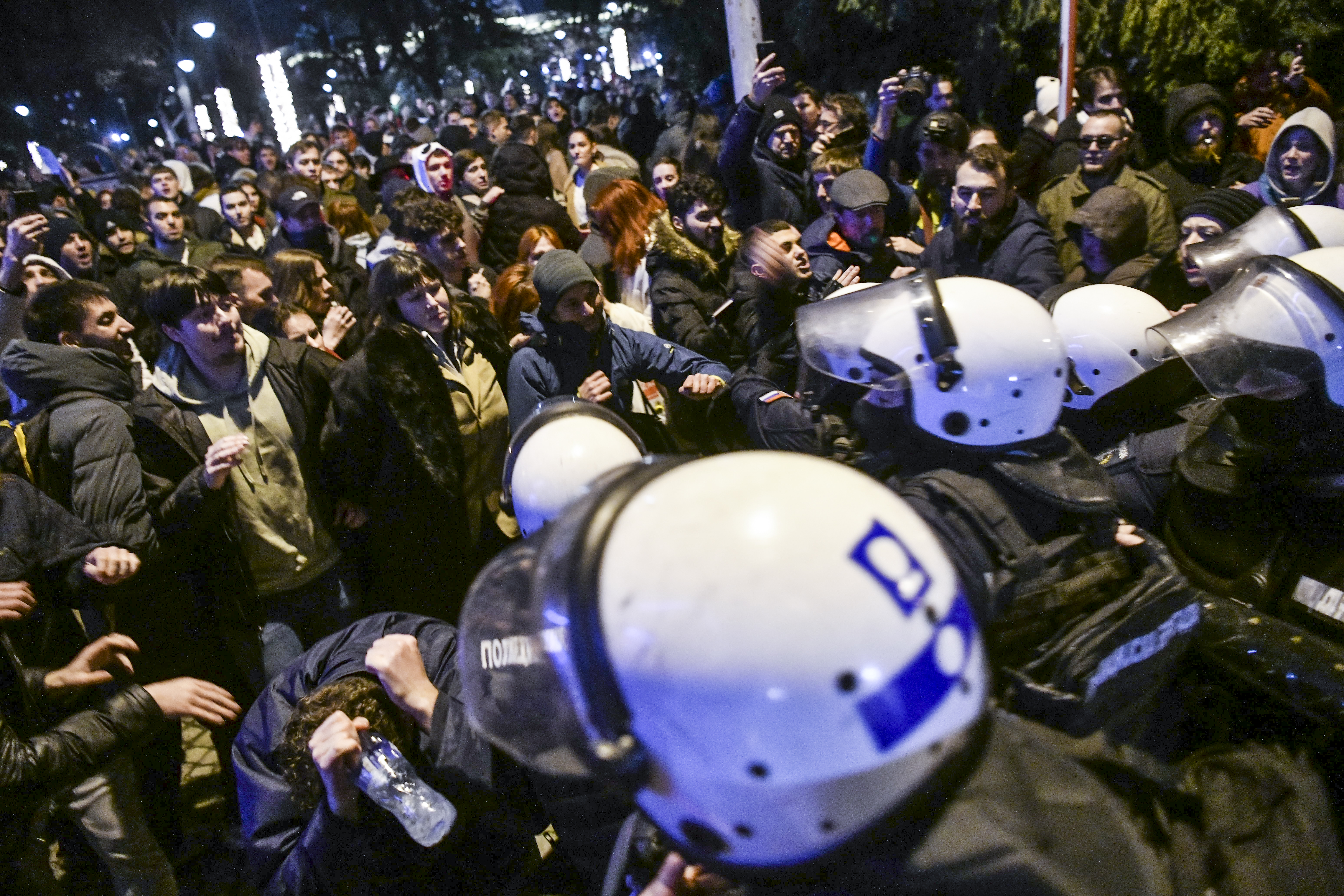 Beograd 11. decembar 2024. Studenti organizacije „Mladi borba“ protest ispred Predsedništva povodom obraćanja predsednika Srbije policija policijska brigada sukob Foto:Goran Srdanov/Nova.rs