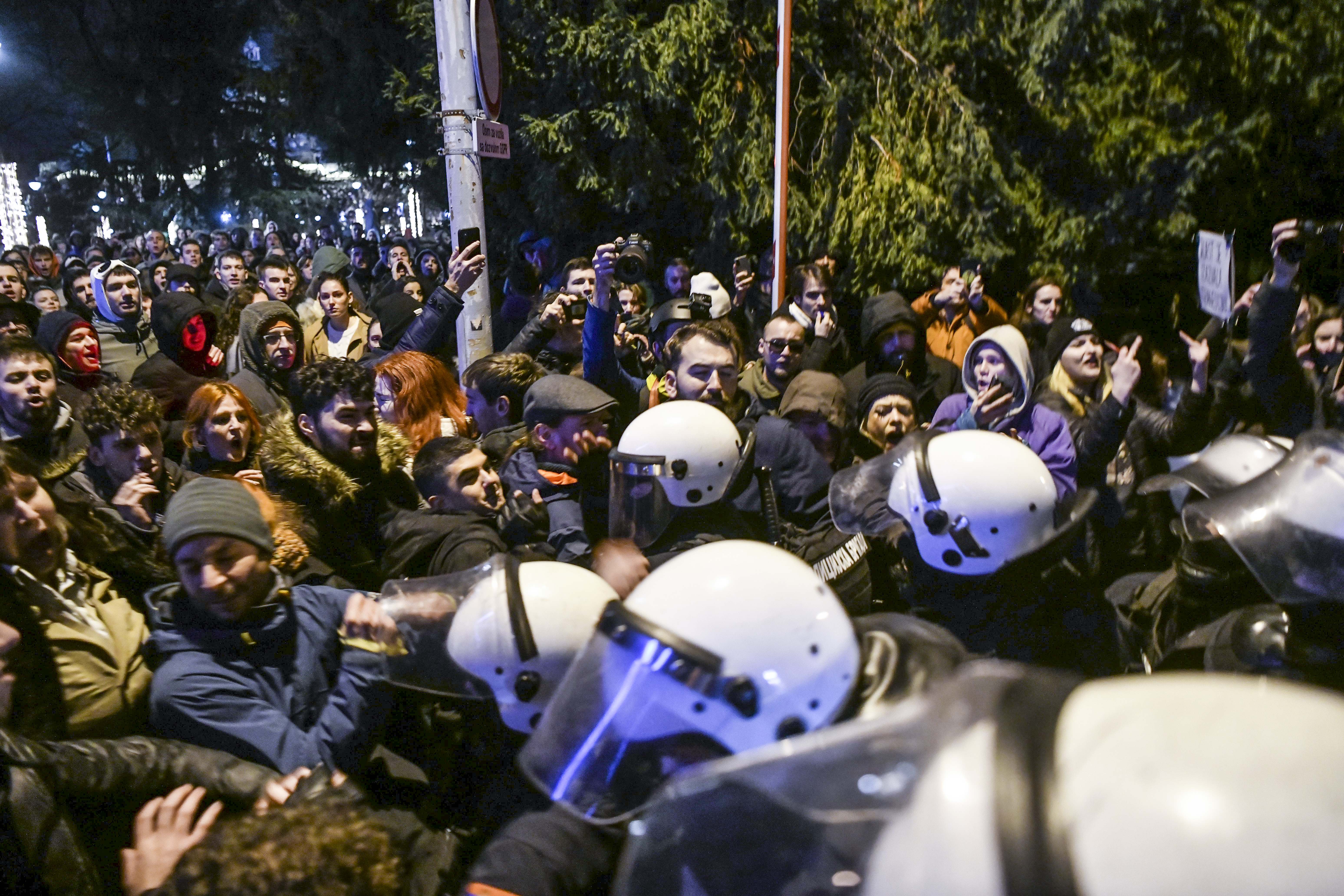 Beograd 11. decembar 2024. Studenti organizacije „Mladi borba“ protest ispred Predsedništva povodom obraćanja predsednika Srbije policija policijska brigada sukob Foto:Goran Srdanov/Nova.rs