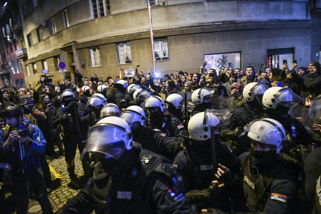 Beograd 11. decembar 2024. Studenti organizacije „Mladi borba“ protest ispred Predsedništva povodom obraćanja predsednika Srbije policija policijska brigada  Foto:Goran Srdanov/Nova.rs  fantomka bandana