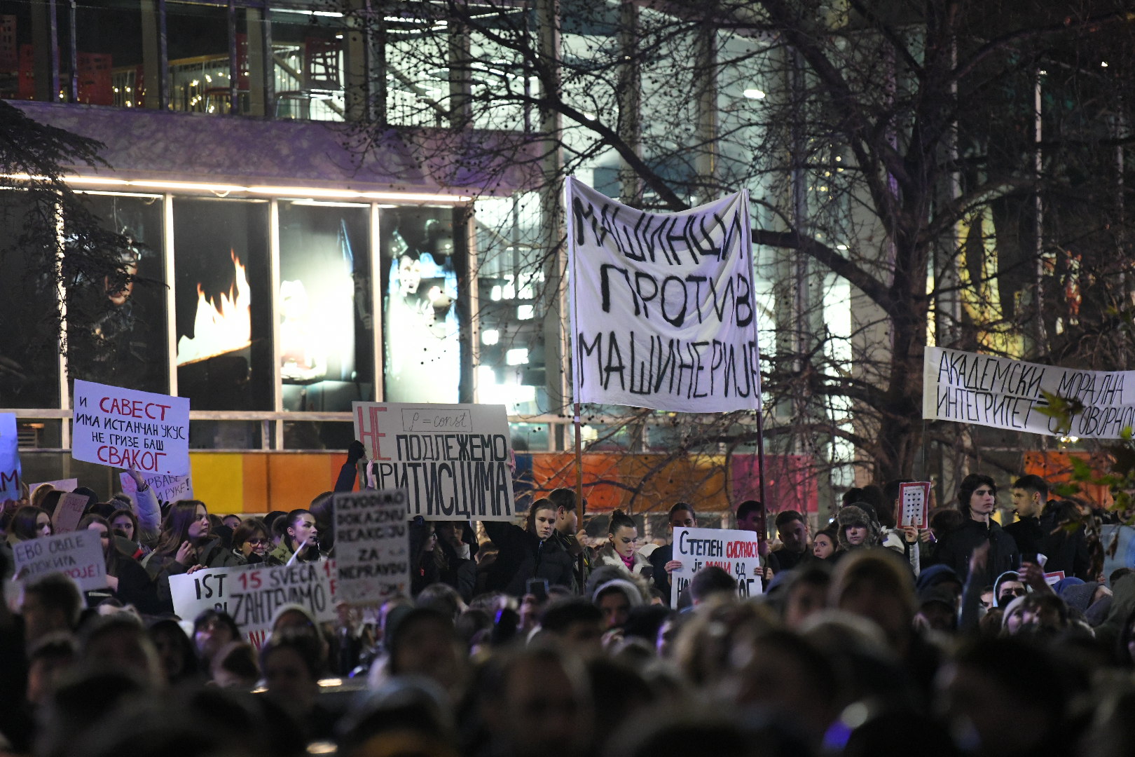 Beograd 12. decembar 2024. Protest studenata ispred Radio televizije Srbije RTS u vreme emitovanja Dnevnika Foto:Amir Hamzagić/Nova.rs